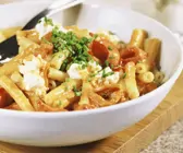Makkaroni mit Paprika-Hüttenkäse-Soße