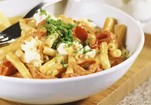 Makkaroni mit Paprika-Hüttenkäse-Soße