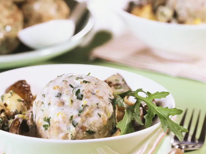 Rucola-Semmelknödel mit Pilzsoße