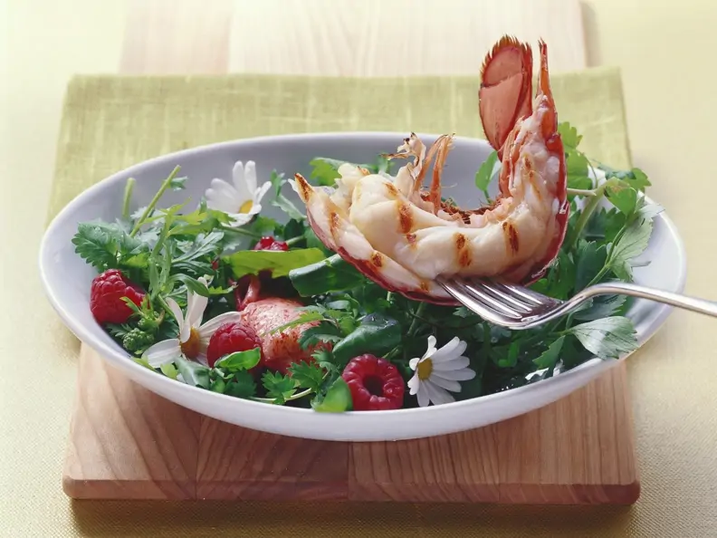 Wildkräutersalat mit halbem gegrilltem Hummer