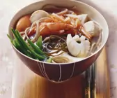 Meeresfrüchtesuppe mit Sobanudeln auf japanische Art