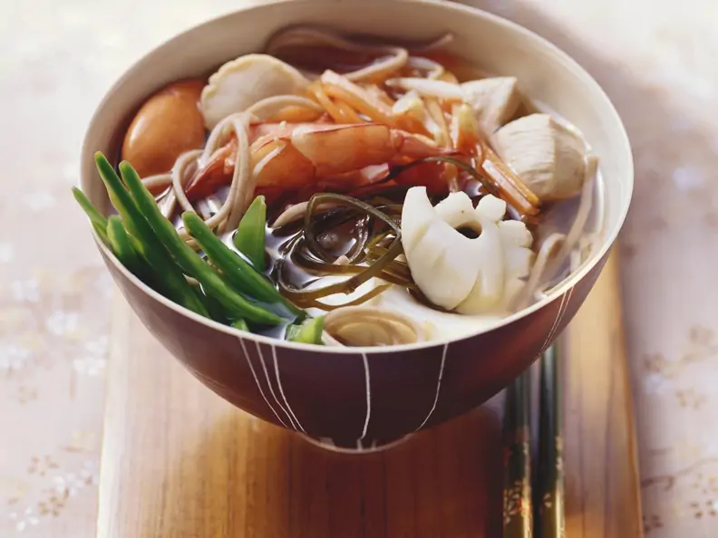 Meeresfrüchtesuppe mit Sobanudeln auf japanische Art