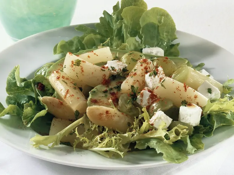 Salat mit Spargel und Ziegenkäse