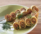Spieße mit Pfannkuchenröllchen