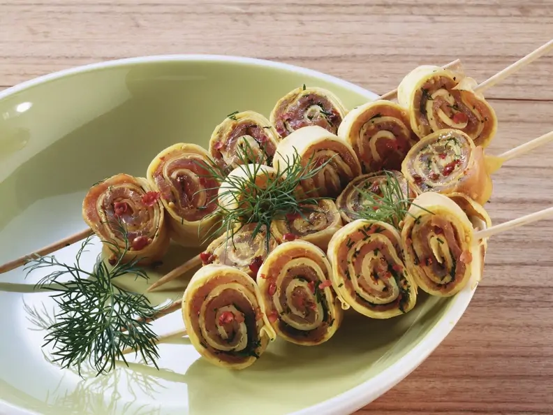 Spieße mit Pfannkuchenröllchen