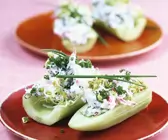 Gemüseschiffchen mit Radieschen-Kräuterquark