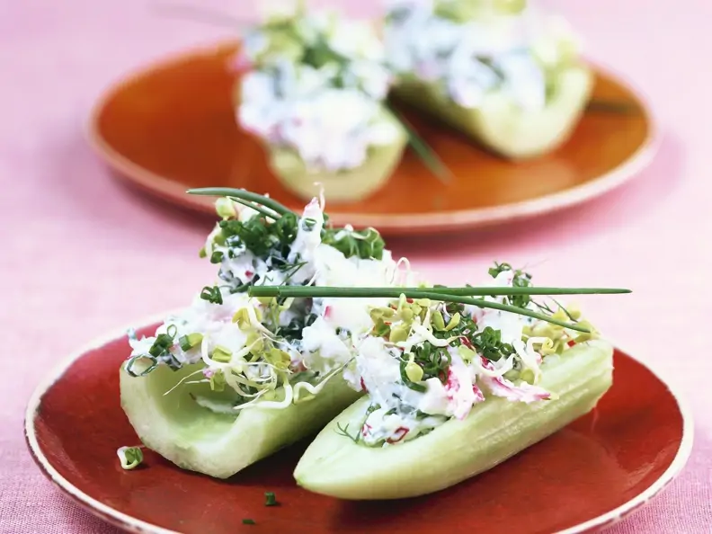 Gemüseschiffchen mit Radieschen-Kräuterquark