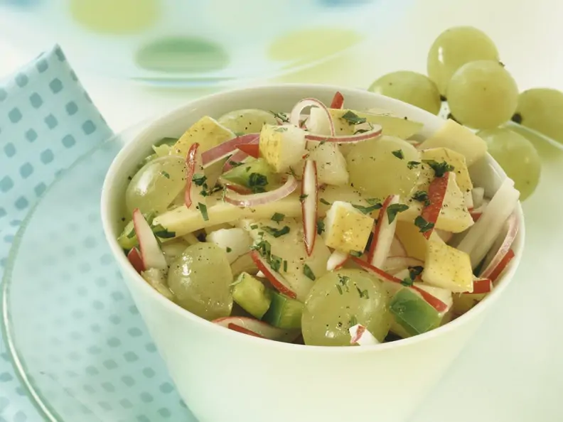 Herbstlicher Käse-Traubensalat mit Birne