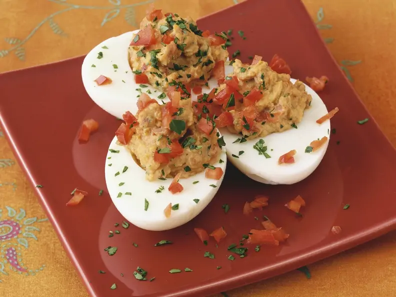 Eier mit Paprika-Füllung