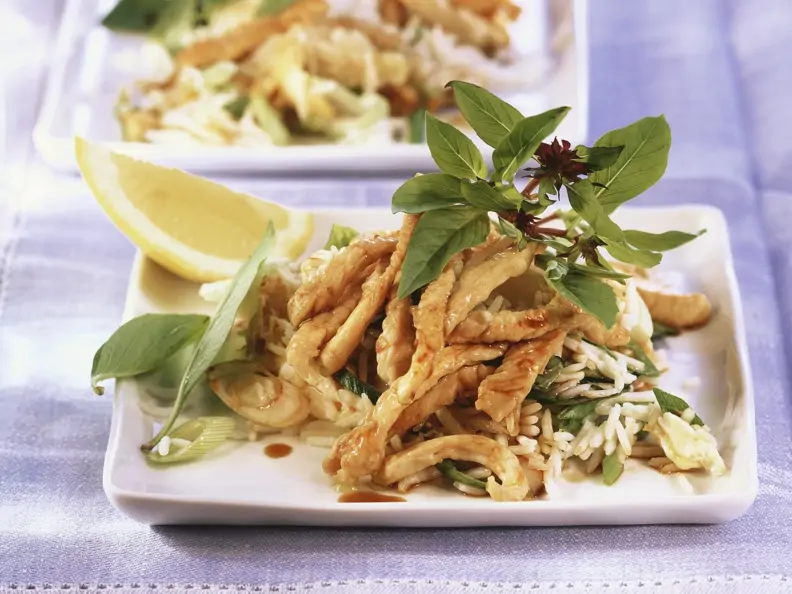 Putenstreifen auf gebratenem Reis