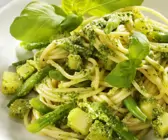 Nudeln mit grünen Bohnen und Pesto