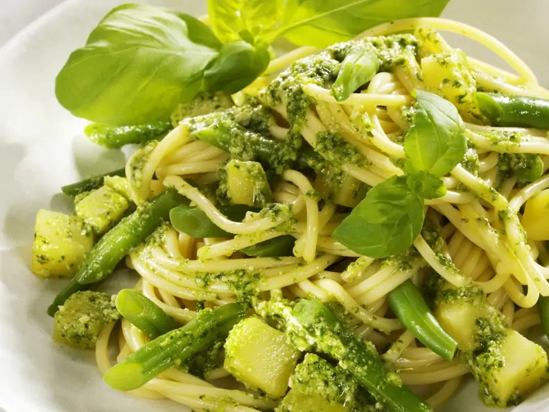 Nudeln mit grünen Bohnen und Pesto