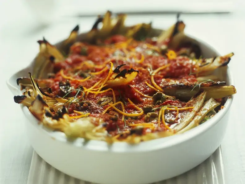Fenchel-Tomaten-Auflauf mit Oliven und Orangenabrieb