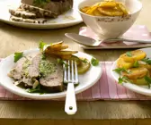 Gefüllter Hackbraten mit Wirsing und Mandeln dazu Bratkartoffeln