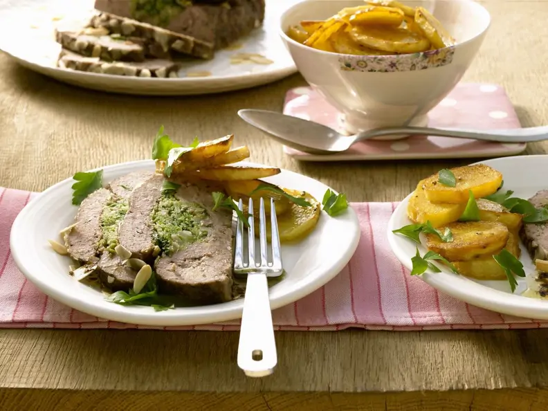 Gefüllter Hackbraten mit Wirsing und Mandeln dazu Bratkartoffeln