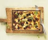 Mediterraner Spargelkuchen mit Ziegenkäse, Oliven und getrockneten Tomaten