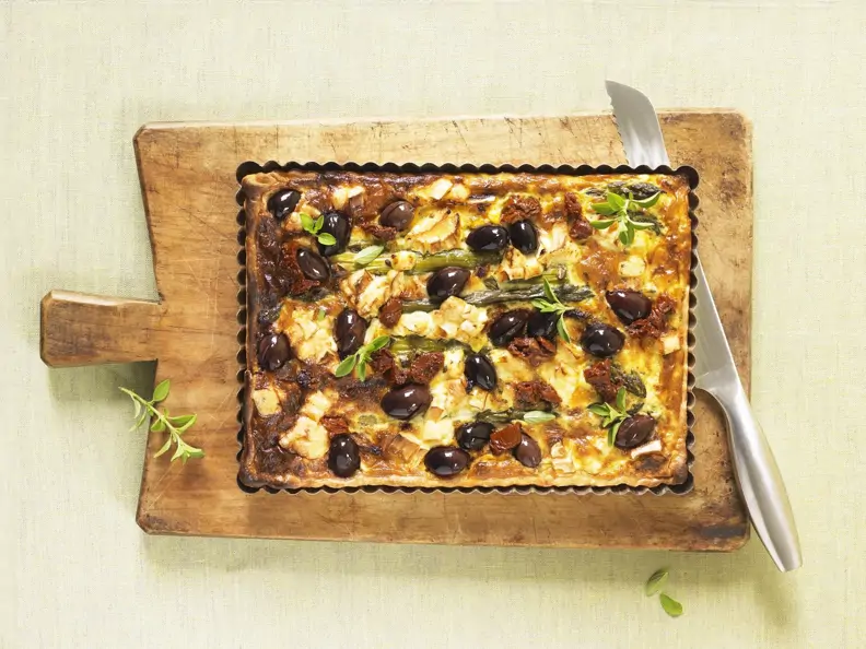 Mediterraner Spargelkuchen mit Ziegenkäse, Oliven und getrockneten Tomaten