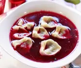 Rote-Bete-Suppe mit Nudeltaschen