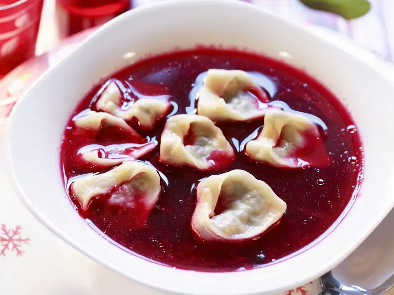 Rote-Bete-Suppe mit Nudeltaschen