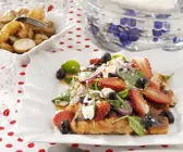 Lachsfilet mit Sojasoße, Obst und Feta