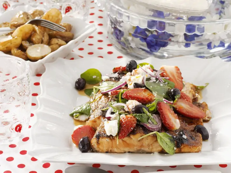 Lachsfilet mit Sojasoße, Obst und Feta