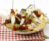Bunter Salat mit Beeren und Hähnchenbrustfilet