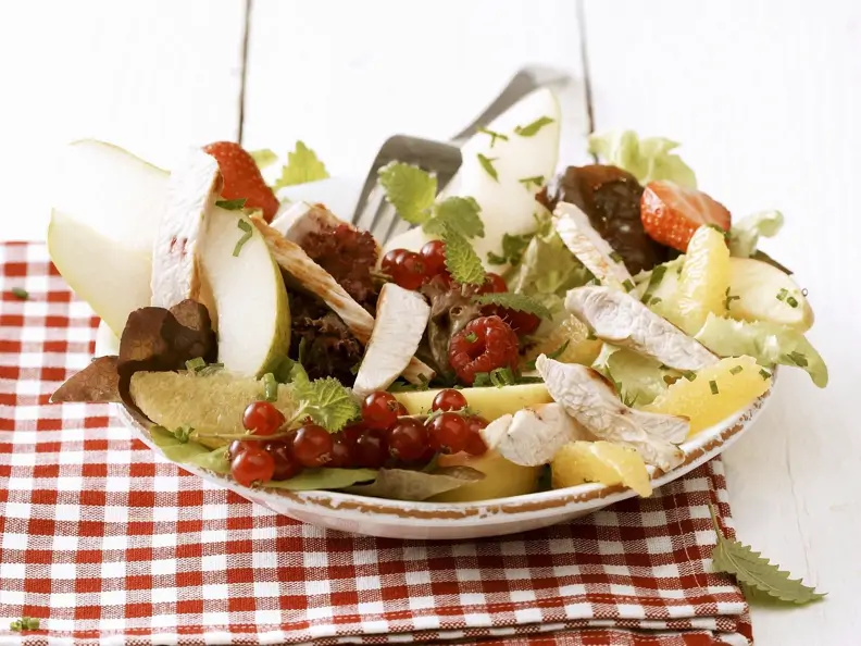 Bunter Salat mit Beeren und Hähnchenbrustfilet