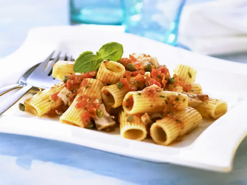 Nudeln mit Thunfisch und Kapern