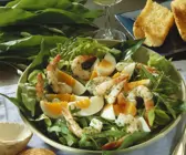 Salat aus Wildkräutern mit Eiern und Shrimps