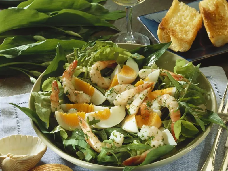 Salat aus Wildkräutern mit Eiern und Shrimps