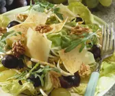 Käsesalat mit Trauben und Walnusskernen