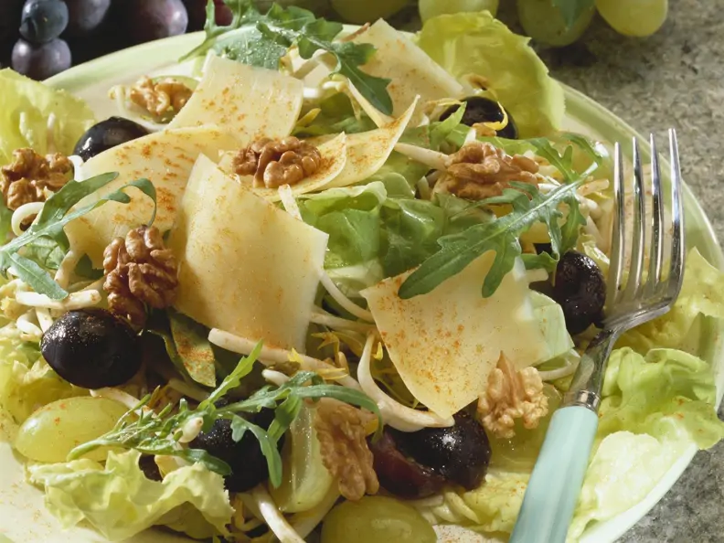 Käsesalat mit Trauben und Walnusskernen