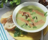 Cremige Brennnesselsoße mit geräuchertem Lachs