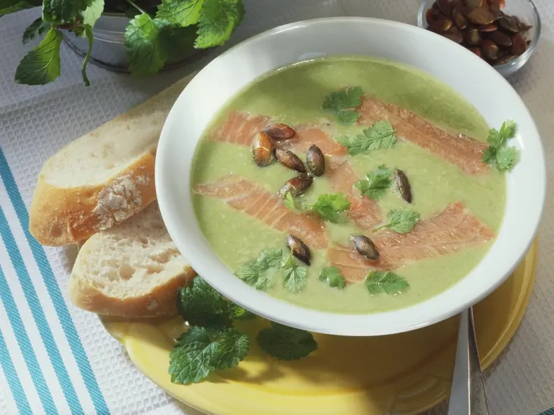 Cremige Brennnesselsoße mit geräuchertem Lachs