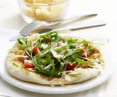 Rucola-Pizzabrot mit Tomaten und Parmesan