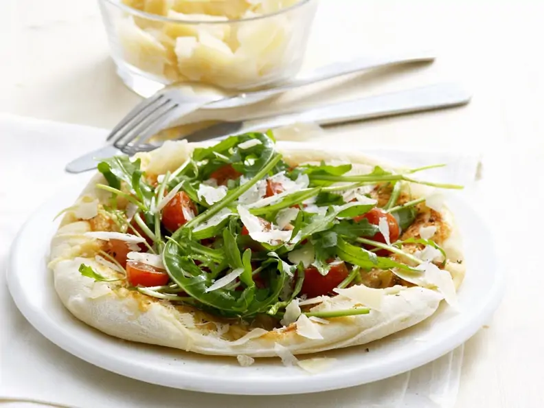 Rucola-Pizzabrot mit Tomaten und Parmesan