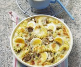 Überbackene Nudelpfanne mit Pilzen, Eiern und Käse
