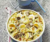 Überbackene Nudelpfanne mit Pilzen, Eiern und Käse