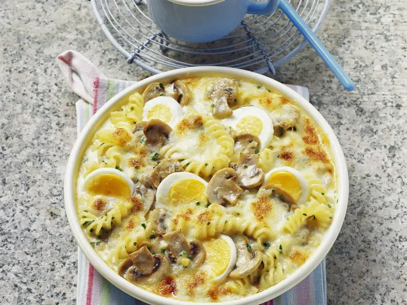 Überbackene Nudelpfanne mit Pilzen, Eiern und Käse