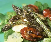 Gebratener Spargel-Tomatensalat mit Haselnussvinaigrette
