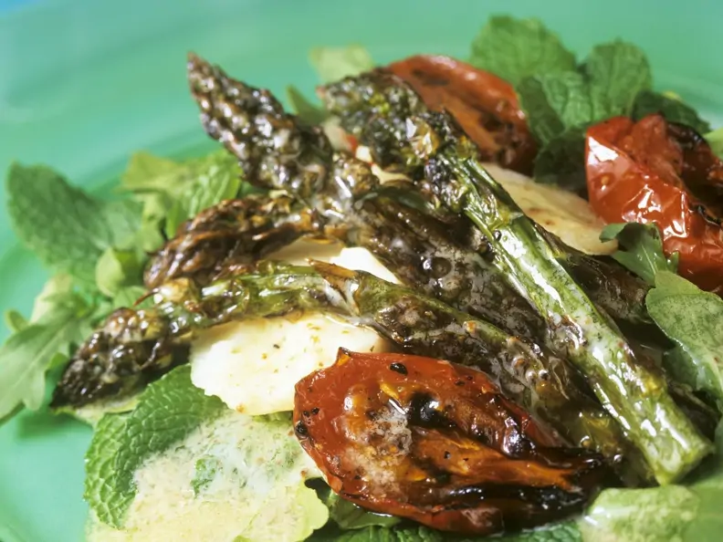 Gebratener Spargel-Tomatensalat mit Haselnussvinaigrette