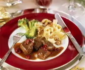 Hirschgulasch mit Preiselbeeren dazu Nudeln und Brokkoli