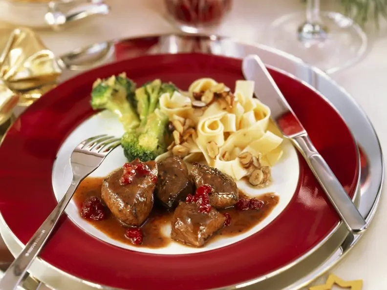 Hirschgulasch mit Preiselbeeren dazu Nudeln und Brokkoli