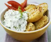 Backkartoffeln mit Sesam dazu Hüttenkäse