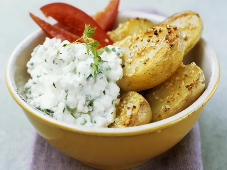 Backkartoffeln mit Sesam dazu Hüttenkäse