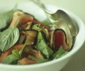 Rindfleischsalat mit thailändischem Basilikum