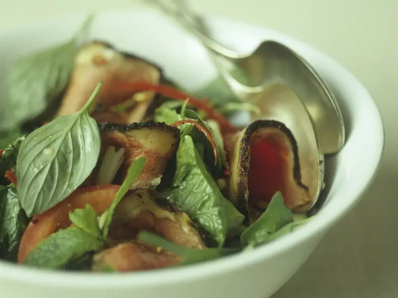 Rindfleischsalat mit thailändischem Basilikum