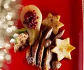 Weihnachtlicher Gänsebraten mit Preiselbeerbirne