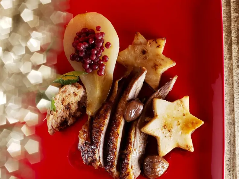 Weihnachtlicher Gänsebraten mit Preiselbeerbirne