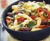 Pastasalat mit Oliven, Sardellen und Kapern